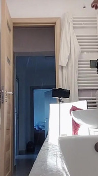 Seksowna żona goli włosy do cipki