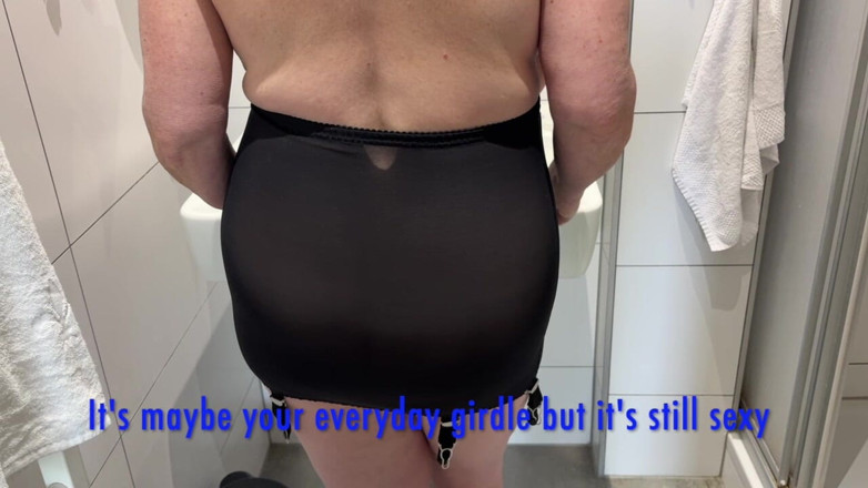 Aunty Sandra vintage girdle queen: Aunty Sandra in Her Everyday Girdle Vgq45