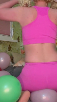 Palloncini soffiati e scoppia in leggings rosa