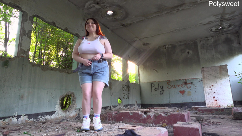 Polly Sweet: Bailando entre las ruinas y masturbándose con un vibrador desnudo