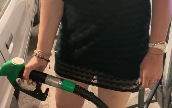 Lady Oups: 加油站没有内裤穿着迷你礼服