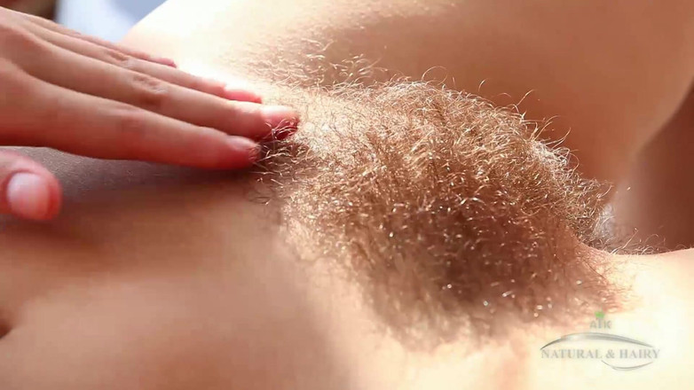 ATK Hairy: 丰满的毛茸茸的宝贝奥黛丽穿着她的礼服看起来很热辣