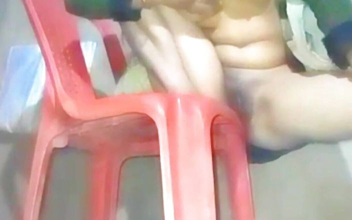 TricolorMusic3: Une adolescente desi indienne sexy se masturbe la chatte et...