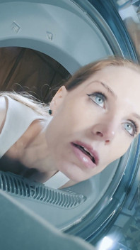 Sexy milfka z Rakouska se zasekne a je ošukaná do zadku
