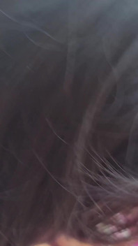 拉丁少女在树林里吹箫