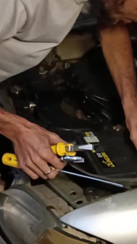 Saya memompa pedal sementara tetangga saya membantu saya memperbaiki mobil dan untuk membayarnya, saya mengisap penisnya