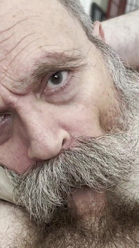 Stary niedźwiedź pielęgniarki kutas, dostaje nagrodę Cumstache