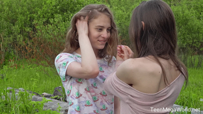 Teen Mega World: Hot Chicks lambe clitóris em campo