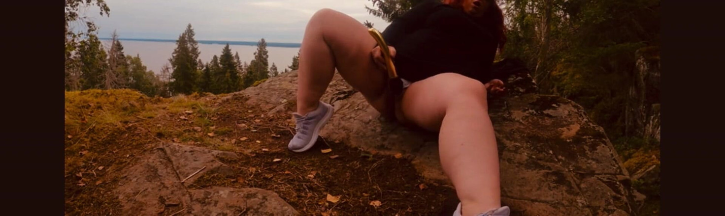Dirty barbie: Milfka má orgasmus venku