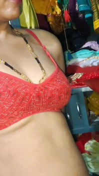 L'indiana kavya bhabhi si cambia i vestiti davanti al fidanzato