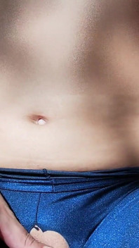 I Take My Cock Out in Front of a Group of People to Show off My Body and Start Masturbating
