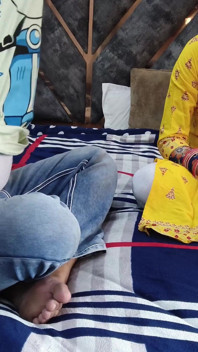 Un demi-frère indien perdu sur des ciseaux en papier rock et convaincu de baiser avec sa demi-sœur en hindi