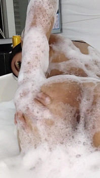 Un cadeau explosif avec moi nue et joueuse dans le jacuzzi