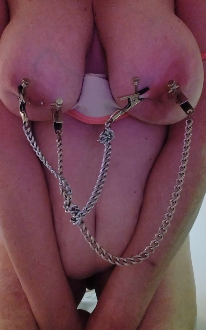 Princess Udders: Burgundy Orange și Rose un vibrator țâțe și lanțuri odisee