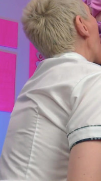 Encerradas las bolas de la esclava femboy y la lengua de la niña
