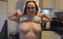 Horny vixen: सेक्सी शर्मीली बड़े स्तन वाली सौतेली मम्मी किचन में शॉर्ट्स में कपड़े उतार रही है