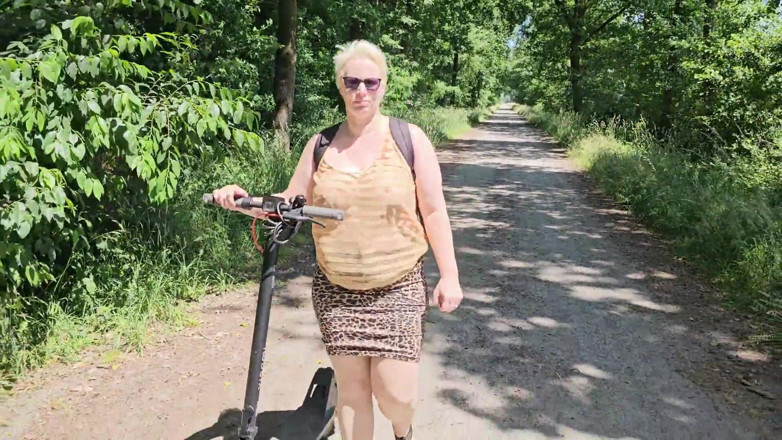 UserBitch1: Frivol Mit Dem Scooter Unterwegs
