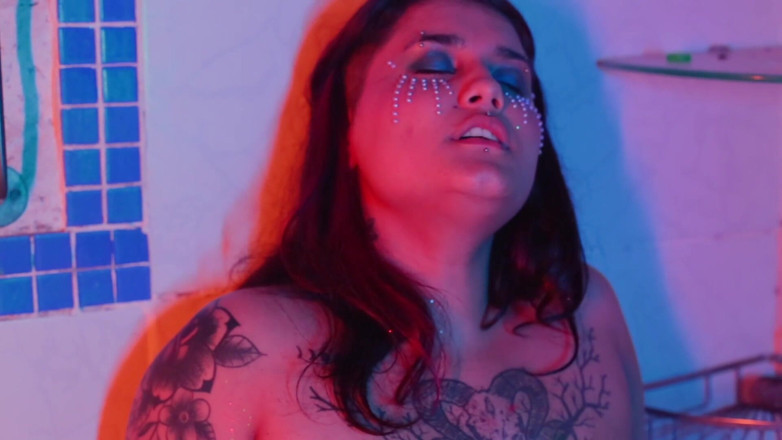 Quente club: The Shadows That Inhabit Me