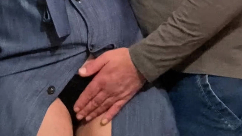 PriyaNaavya: Meu deus!! a mão do estranho debaixo do meu vestido...