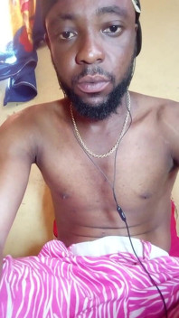 Mi tocco mentre guardo il porno