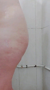 Moroccan Girl Is Showering