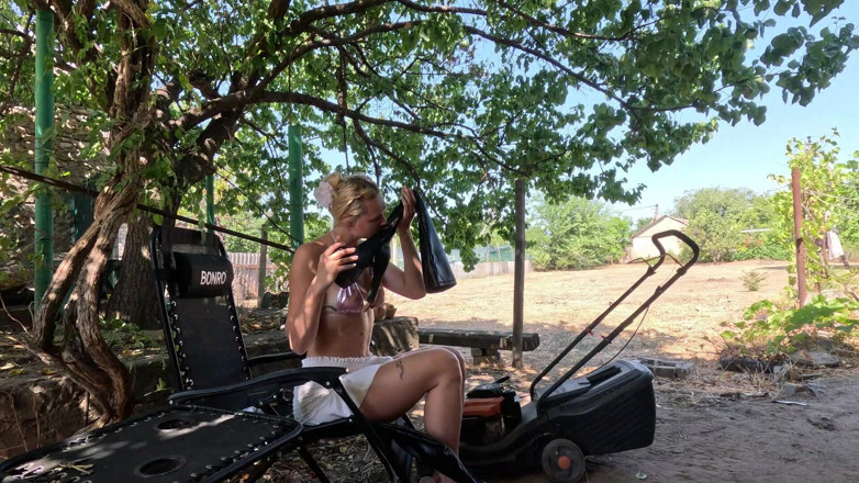 HotPrincessUA: Cranking in Sexy Platform Shoes Lawn Mower &amp; Car Wont Start