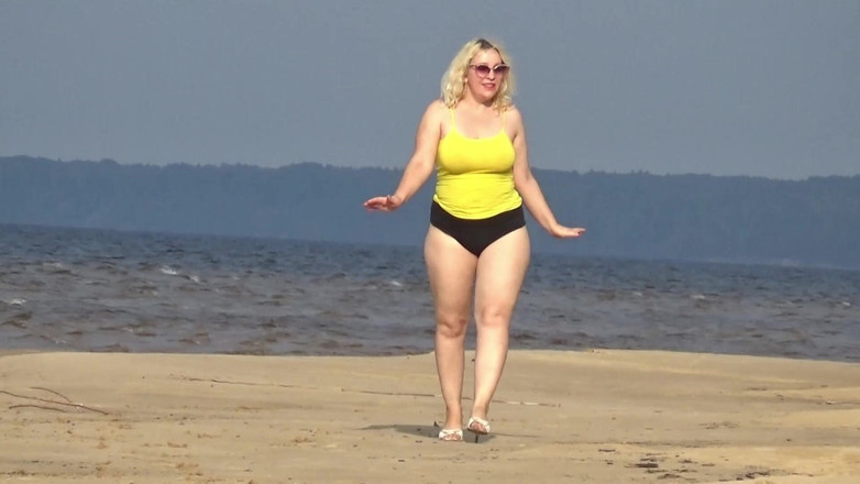 RedRoseRus: Culo grande con pantalones cortos - Paseo por la playa.