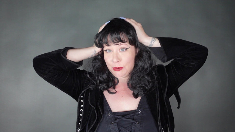 Deanna deadly: Goth nevlastní sestra vás lechtá dlouhými ostrými modrými nehty, dokud...