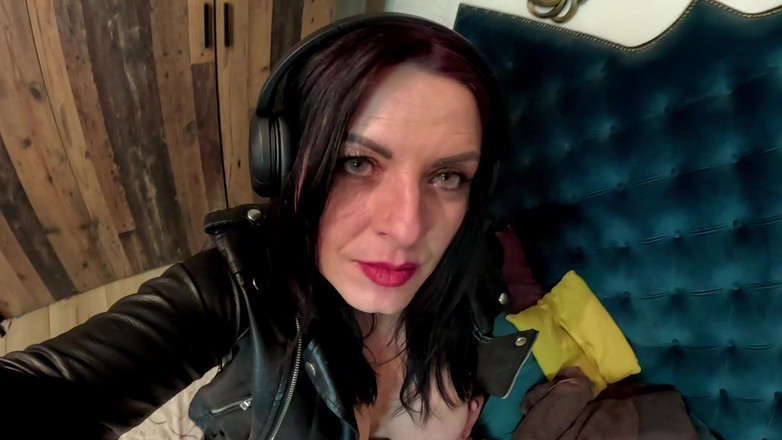 MilfyCalla: Pequeña provocación sucia - traje de puta, ojos hambrientos