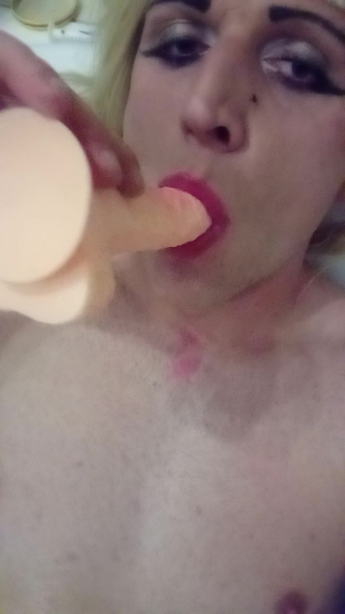 SarahDeSexy: Rosa Sissy suger dildo