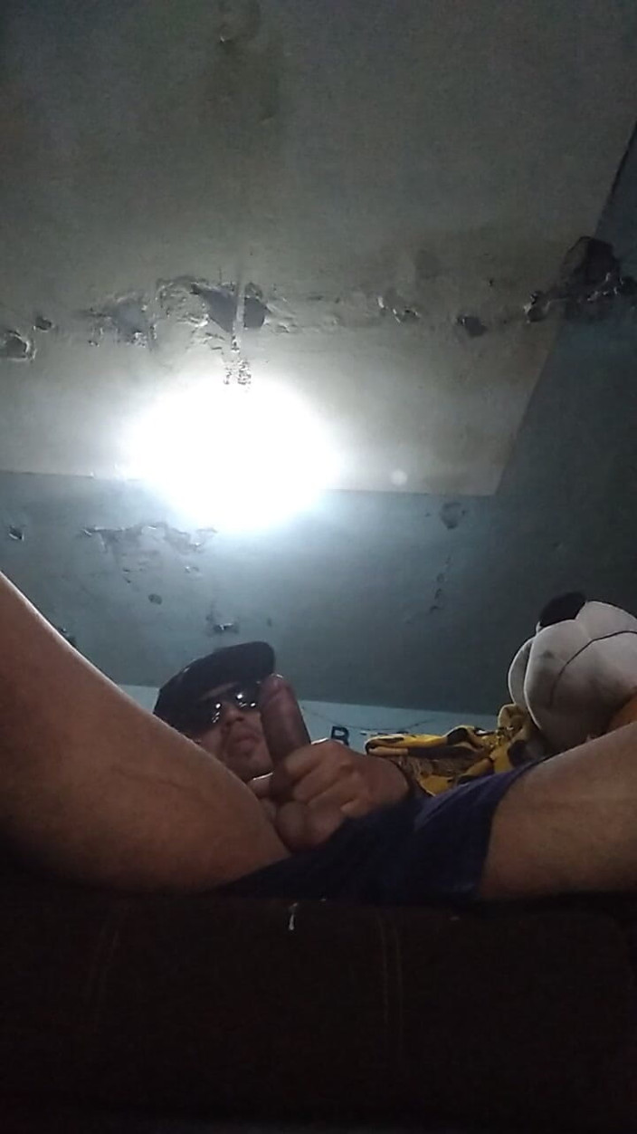 AlexAlejandro13: Je me retrouve seul à jouer avec ma bite en érection