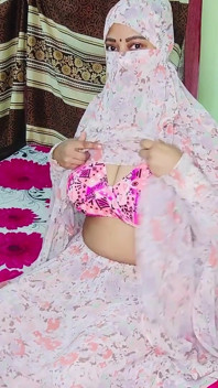 Burkha'daki Hintli Müslüman kız romantik yağmurlu gecenin tadını çıkarıyor