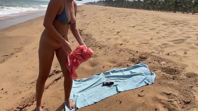 Batty Lux: Berjalan dan berjemur telanjang di pantai