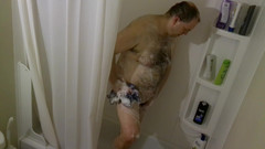 Caressonnous: Ojczym zamierza wziąć prysznic