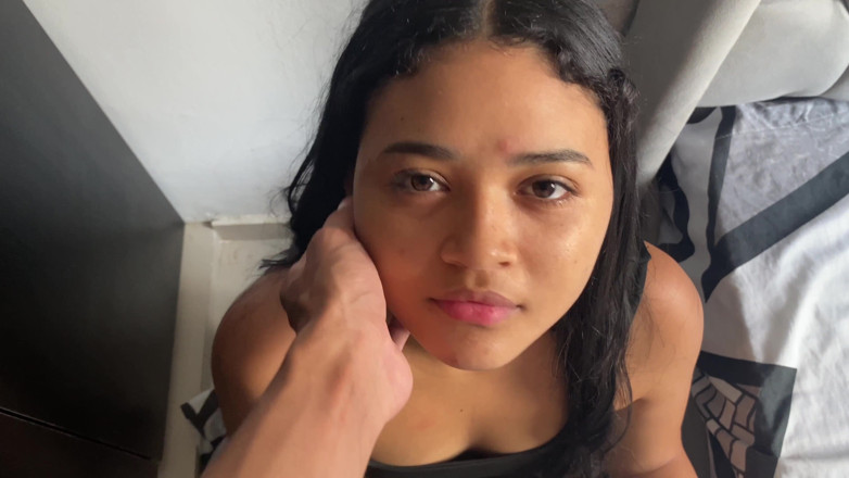 Yohamedi: Pequena mulher enfia um pau grande na boca até que...