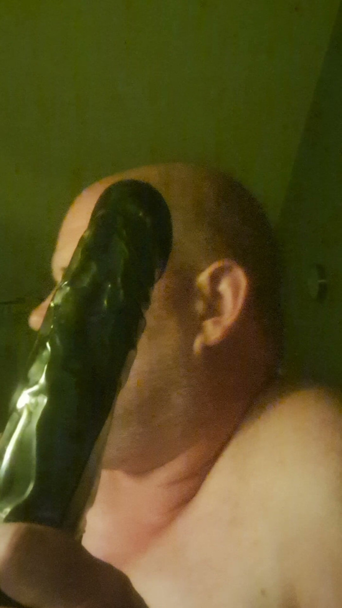 Fickspecht: Without Discussion, the Thick Dildo for the Slut