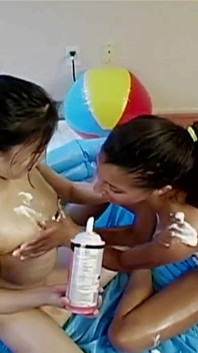Lezbiyen oryantal en tatlı heyecanlı kızlar minik ıslak amcıklarına mastürbasyon yapıyor cilt 1