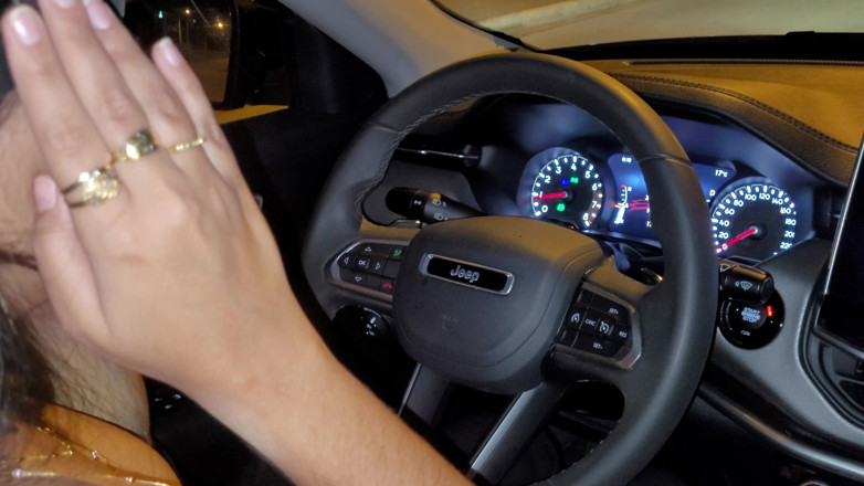 Strimermodel: Potenti colpi di nascosto al volante