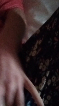 Mladá dívka se dotýká sama sebe