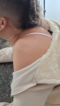 Una figliastra è sorpresa mentre fa colazione.