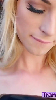 Holly Parker eet haar sperma