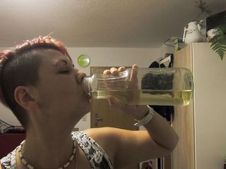 Carrotcake19: Bebiendo nuestro propio pis de una botella como pipí de...