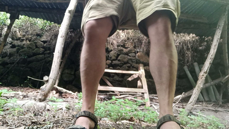 Kinky Guy: Kencing di luar, jom tengok kalau ada orang nampak saya!