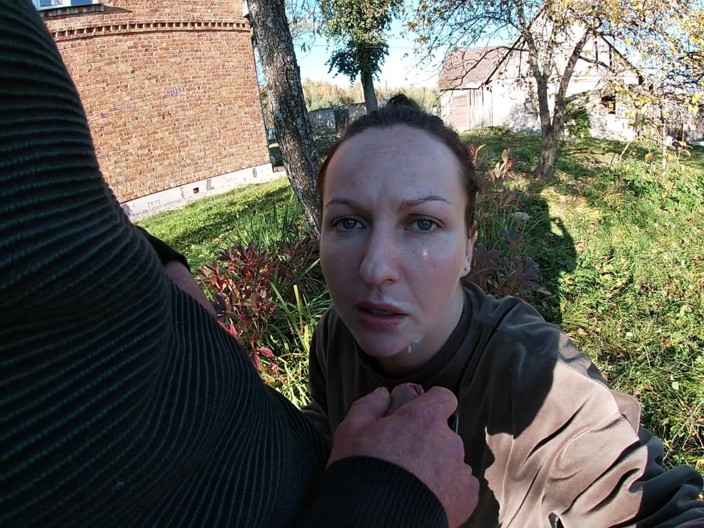 Hera Harding: Cheating Wife Gives Blowjob to a Gardener