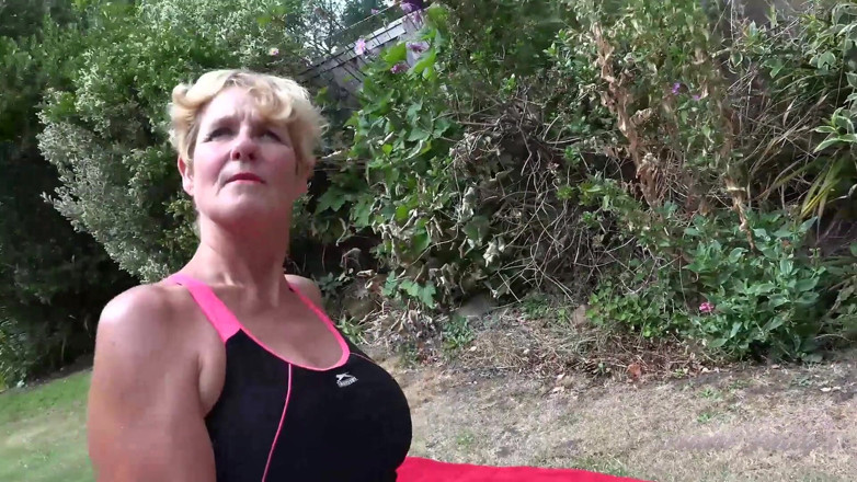 Aunt Judy's: Auntjudys - Backyard Sunbathing with Busty Mature Housewife Mrs. Moly