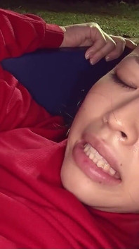 Pasangan matang Jepun yang lebih tua menggoda remaja kurus untuk seks FFM bertiga di luar dalam JAV tanpa ditapis