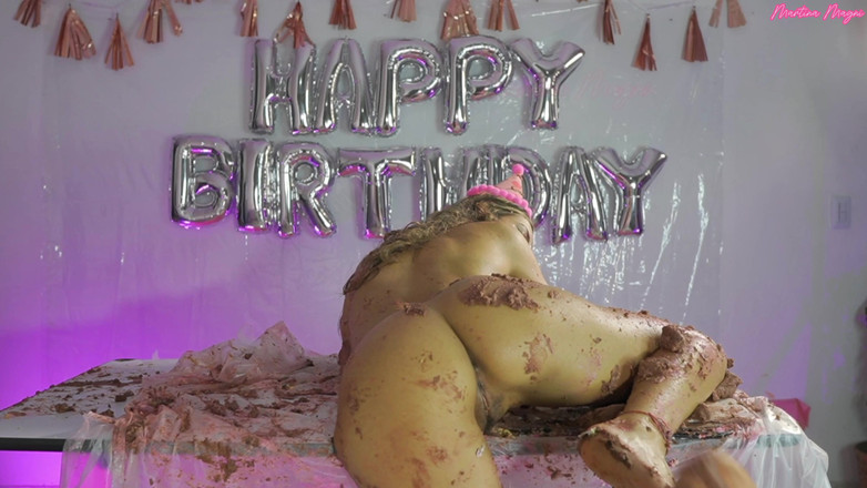 MartinaMagni: Wam!! Buon compleanno martina vs una grande torta