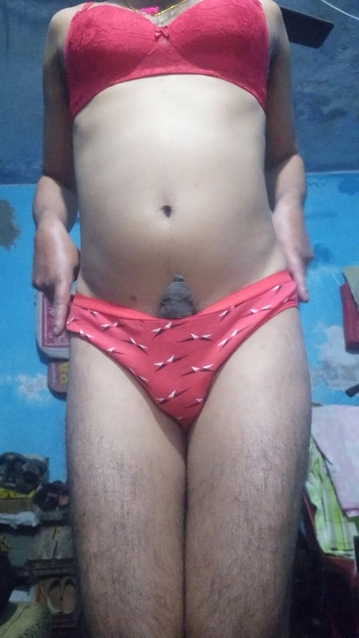 Lustyizlife: Travestito Indiano Effeminato Che Indossa Il Reggiseno Rosso E Le...
