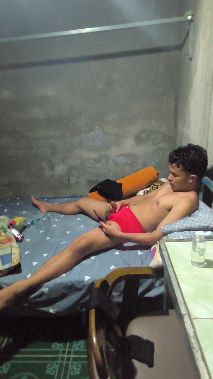 Rent A Gay Productions: Filipínský teenageř se ve sprše masturbuje, dokud nevyvrcholí