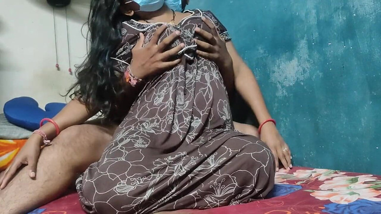 Hot_girl02: Hintli evli kadın büyük götlü büyük göğüslerini göstererek sert sikişiyor